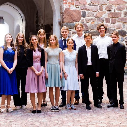 Ryhmäkuva Nuorten pianoakatemian oppilaista.